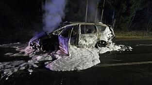 W&auml;hrend der Fahrt begann das Fahrzeug einer 33-j&auml;hrigen Mutter am Samstagnachmittag pl&ouml;tzlich zu rauchen. Mit ihren f&uuml;nf Kindern verlie&szlig; sie umgehend das Wageninnere. Wie sich zeigte, die richtige Reaktion: Innerhalb k&uuml;rzester Zeit brannte das Auto vollst&auml;ndig aus.