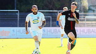 Retter in der Not: SVL-Fl&uuml;gelflitzer Dominik Wei&szlig; (links) sorgte mit seinem Treffer zum 2:2 in der Nachspielzeit daf&uuml;r, dass die &bdquo;Spiele&ldquo; wenigstens einen Z&auml;hler aus Bad K&ouml;tzting mit nach Hause nahm.
