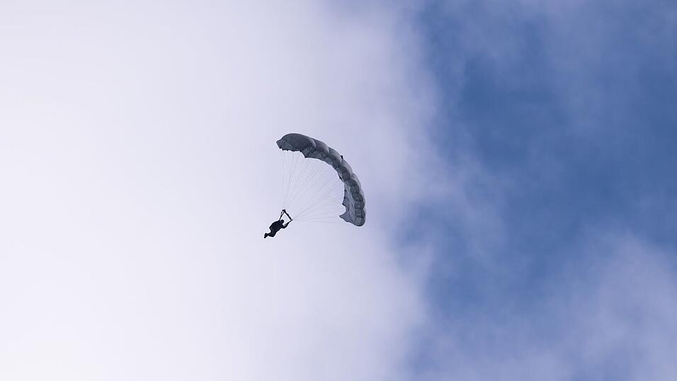 Ein Fallschirmspringer ist bei einer Landung nahe dem Flugplatz Günzburg verletzt worden. (Symbolbild) Ein Fallschirmspringer ist bei einer Landung nahe dem Flugplatz Günzburg verletzt worden. (Symbolbild)