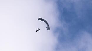 Ein Fallschirmspringer ist bei einer Landung nahe dem Flugplatz Günzburg verletzt worden. (Symbolbild) Ein Fallschirmspringer ist bei einer Landung nahe dem Flugplatz Günzburg verletzt worden. (Symbolbild)