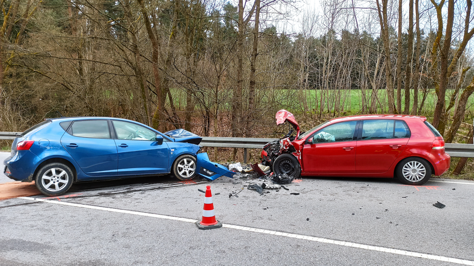 Die B85 ist nach einem Unfall bei Patersdorf komplett gesperrt - zwei Autos sind frontal zusammengesto&szlig;en.