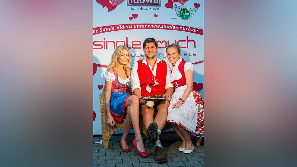 Einen besonderen Gast gab es am Donnerstag auf der Single-Couch: GNTM-Kandidatin Simona aus Roding. Mit dabei auf dem Foto sind Moderator Philipp Kuchler und Carmen Hartmannsgruber. (Foto: Mathias Adam)