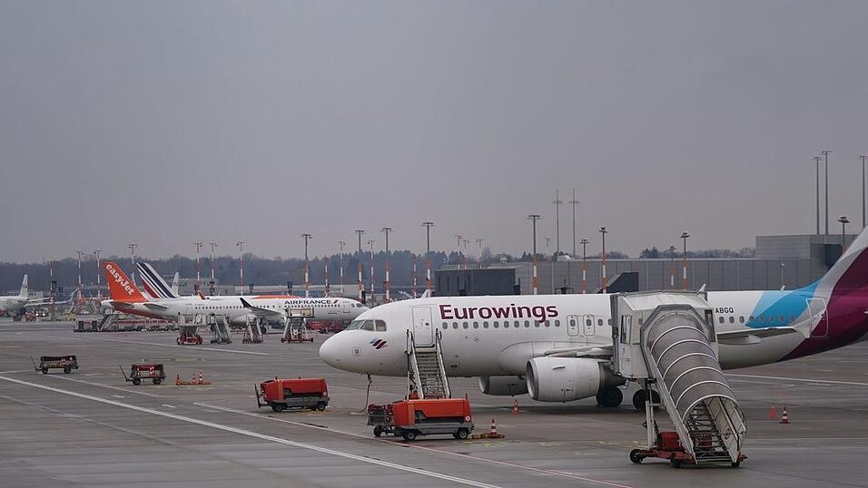 Am Airport Hamburg kann es wegen eines Kerosin-Lieferengpasses zu Verspätungen und Flugausfällen kommen. (Archivbild)