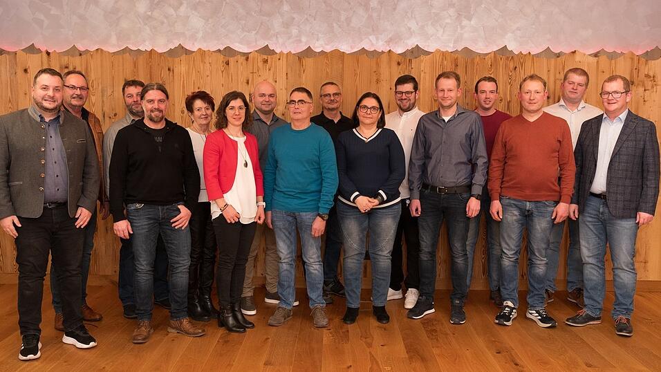 Die Kandidaten der Liste SPD Unabh&auml;ngige Drachselsried zusammen mit Teisnachs B&uuml;rgermeister Daniel Gra&szlig;l (1. v. l.) und den Patersdorfer B&uuml;rgermeister Adolf Muhr (2. v. l.)