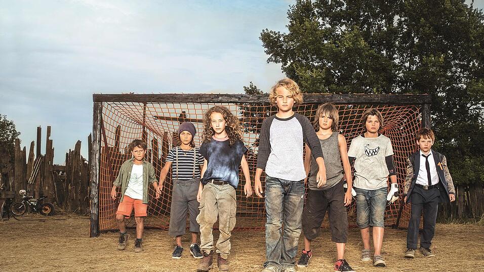 Das erste Foto vom neuen Film mit den neuen Hauptdarstellern: Vico M&uuml;ck, Ron Anthony Renzenbrink, Stella Pepper, Michael Sommerer, Aaron Kissiov, Bennet Meyer, Mikke Rasch (von links) (Foto: Walt Disney Studios)
