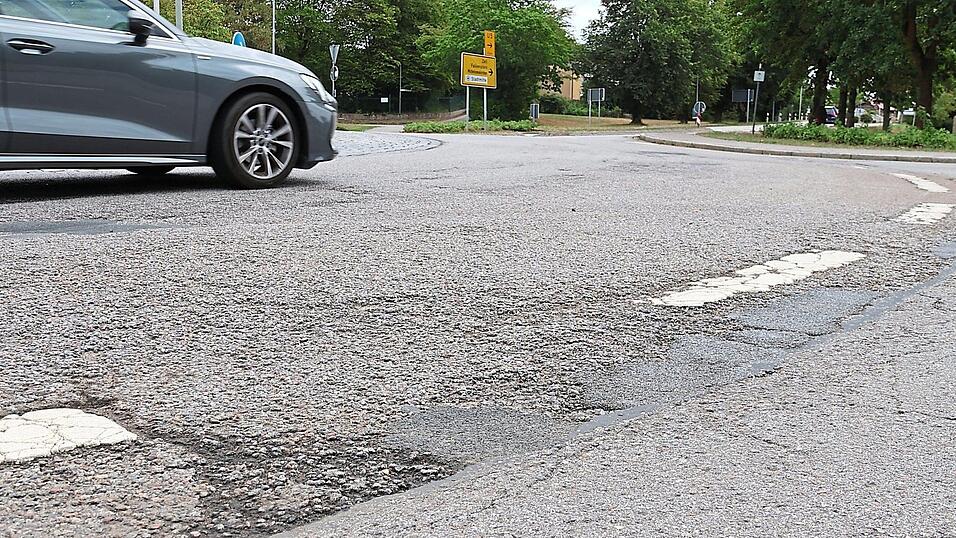 Die Schäden sind mittlerweile unübersehbar, die Sanierung daher nötig. Von 31. August bis 11. September ist der Kreisverkehr bei der Arnulf-Kaserne komplett für den Verkehr gesperrt. Umleitungen werden örtlich eingerichtet, können für den Schwerverkehr aber auch Umwege bedeuten. Die Schäden sind mittlerweile unübersehbar, die Sanierung daher nötig. Von 31. August bis 11. September ist der Kreisverkehr bei der Arnulf-Kaserne komplett für den Verkehr gesperrt. Umleitungen werden örtlich eingerichtet, können für den Schwerverkehr aber auch Umwege bedeuten.
