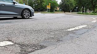 Die Schäden sind mittlerweile unübersehbar, die Sanierung daher nötig. Von 31. August bis 11. September ist der Kreisverkehr bei der Arnulf-Kaserne komplett für den Verkehr gesperrt. Umleitungen werden örtlich eingerichtet, können für den Schwerverkehr aber auch Umwege bedeuten. Die Schäden sind mittlerweile unübersehbar, die Sanierung daher nötig. Von 31. August bis 11. September ist der Kreisverkehr bei der Arnulf-Kaserne komplett für den Verkehr gesperrt. Umleitungen werden örtlich eingerichtet, können für den Schwerverkehr aber auch Umwege bedeuten.