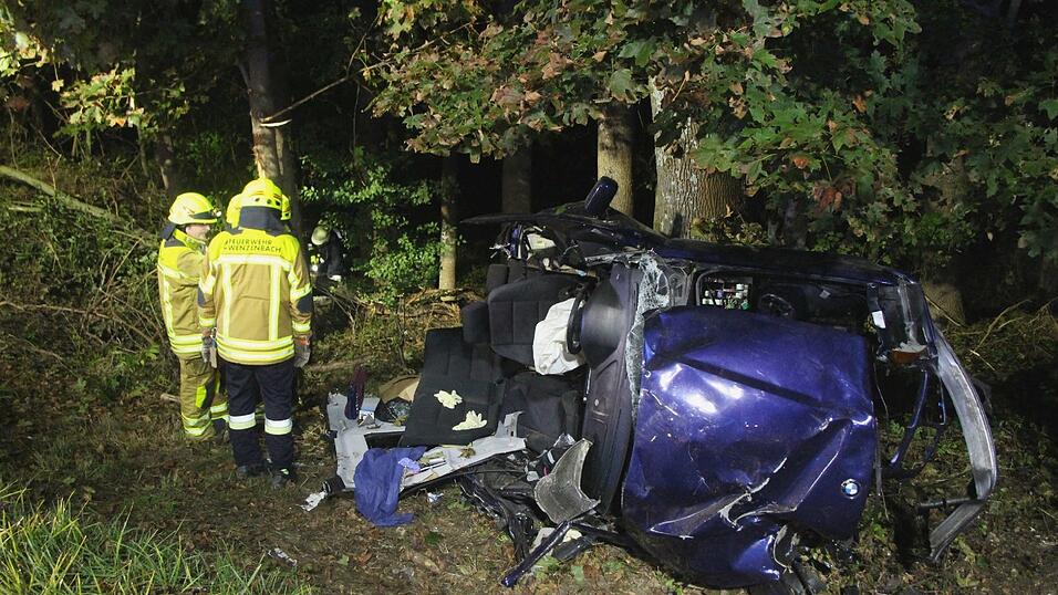 Eine 18-jährige Fahranfängerin wurde in diesem Wrack eingeklemmt. Der Unfall ereignete sich auf der Kreisstraße R6 zwischen Wenzenbach und Bernhardswald.