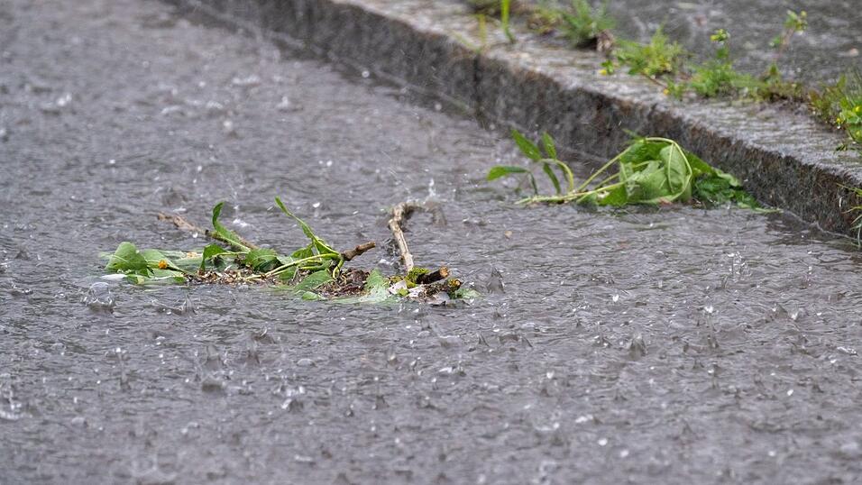 In Bayreuth r&uuml;ckten die Einsatzkr&auml;fte wegen des Unwetters mehrfach aus. (Symbolbild)