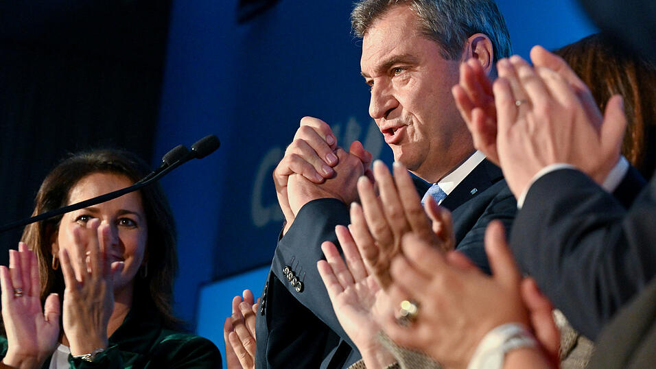 Markus Söder, CSU-Spitzenkandidat und Ministerpräsident von Bayern, bekommt nach der Bekanntgabe der ersten Prognose zur Landtagswahl in Bayern bei der Wahlparty Applaus.