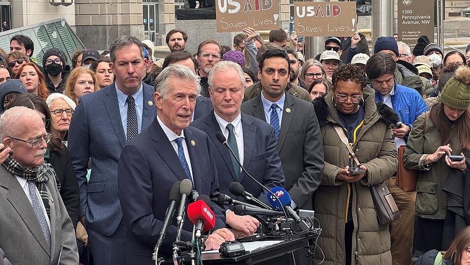 Diese demokratischen Kongressmitglieder durften nach eigener Aussage das USAID-Gebäude am Montag nicht betreten. Diese demokratischen Kongressmitglieder durften nach eigener Aussage das USAID-Gebäude am Montag nicht betreten.