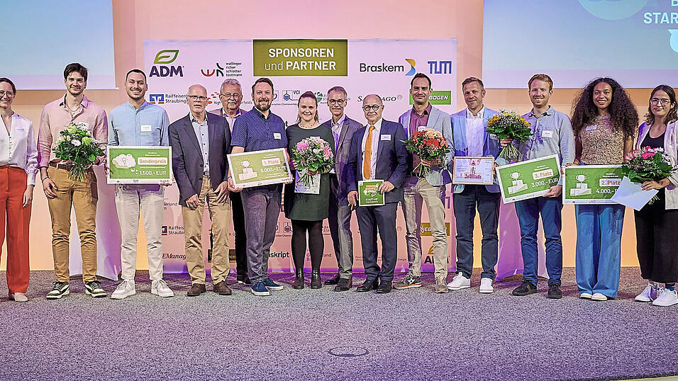 Die Gewinner des PlanB-Wettbewerbs mit Projektleiterin Dr. Laura Lautenschl&auml;ger (links), Landrat Josef Laumer (5.v.l.), Dr. Manfred Wolter (8.v.l.) und Gesch&auml;ftsf&uuml;hrer BioCampus Straubing GmbH Andreas L&ouml;ffert (9.v.l.).