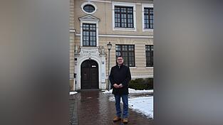 Helmut Fichtner vor einem seiner Lieblingsorte in der Hopfenstadt: Vor der alten Knabenschule, in der Stadtbibliothek und Stadtmuseum untergebracht sind.