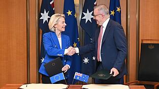 Geschafft: EU-Kommissionspr&auml;sidentin von der Leyen und Australiens Premier Albanese geben den Abschluss der Verhandlungen bekannt.