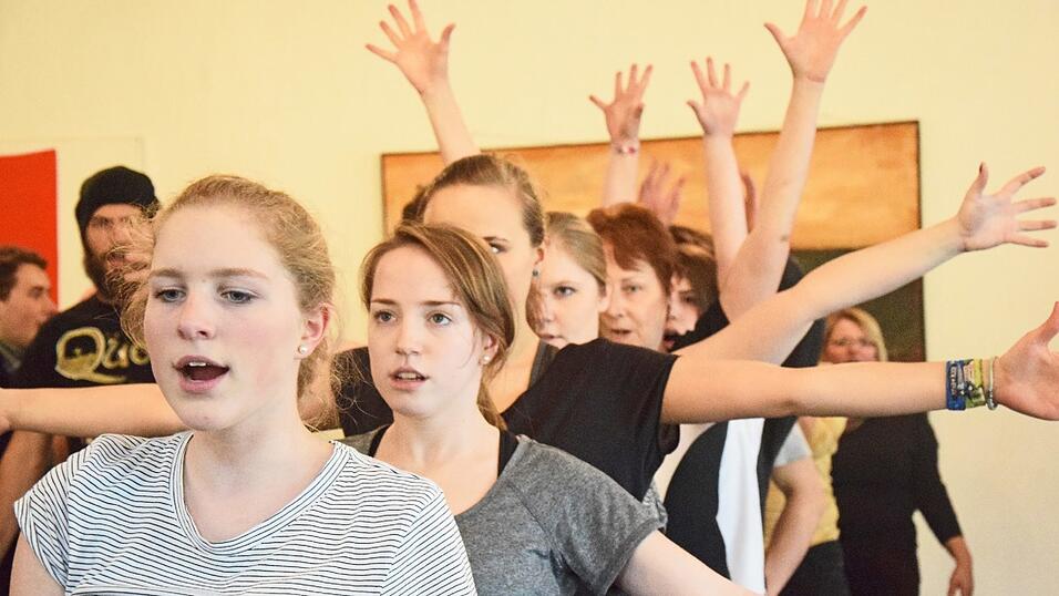 Viel Zeit bleibt Theresa, Anja, Teresa und Liezl nicht, wenn sie am Sonntag Proben haben. Die dauern in der Regel sieben bis acht Stunden, lohnen sich aber, wie die vier finden. Das Musical-Ensemble ist f&uuml;r sie wie eine gro&szlig;e Familie.