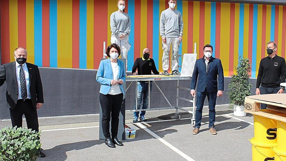 Kreishandwerksmeister Georg Braun, Rosmarie Tragl-Kraus. Mira Baumann, Marcus Schmidt, Marcel Fuchs, MdL Dr. Gerhard Hopp und Firmenchef Heinrich Hartmann (v.l.) Kreishandwerksmeister Georg Braun, Rosmarie Tragl-Kraus. Mira Baumann, Marcus Schmidt, Marcel Fuchs, MdL Dr. Gerhard Hopp und Firmenchef Heinrich Hartmann (v.l.)