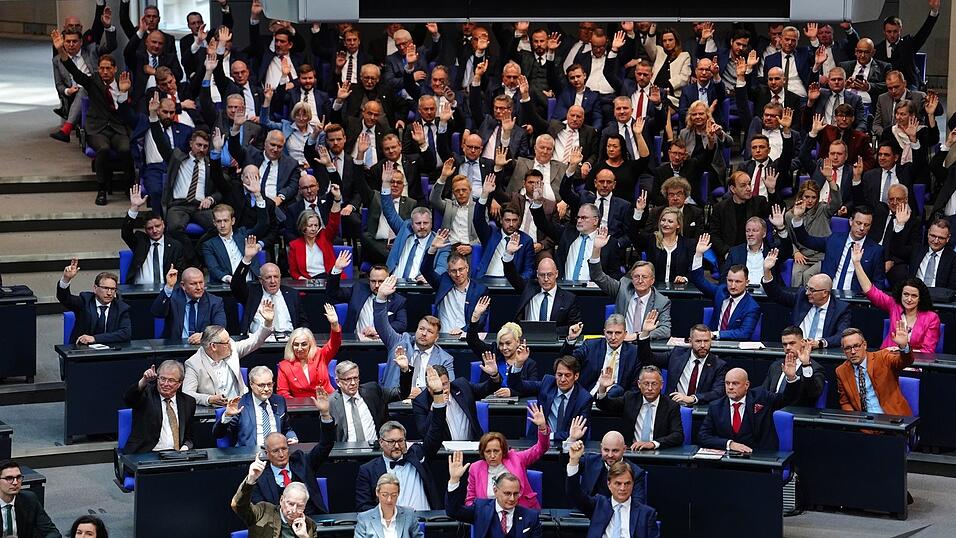 Die AfD-Fraktion stimmt &uuml;ber einen Antrag ab bei der konstituierenden Sitzung des neuen Bundestags. Seit der Wahl hat sich die AfD mehr als verdoppelt - und stellt den Rest des Parlaments vor Herausforderungen.