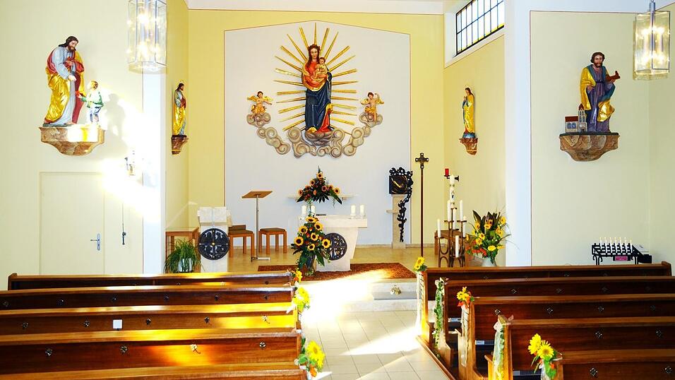 Die Marienkirche Weiding wird auch im Innenraum bald wieder in frischem Glanz erstrahlen und pünktlich zum Besuch des Abts von Weltenburg im Oktober fertig sein. Die Marienkirche Weiding wird auch im Innenraum bald wieder in frischem Glanz erstrahlen und pünktlich zum Besuch des Abts von Weltenburg im Oktober fertig sein.