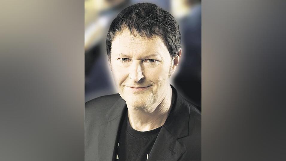 Haindling ist bekannt f&uuml;r seinen Multiinstrumentalismus und seine Texte in baierischem Dialekt. Auf der B&uuml;hne spielt Hans-J&uuml;rgen Buchner mit f&uuml;nf Kollegen zusammen in seiner Band. (Foto: helloagentur)