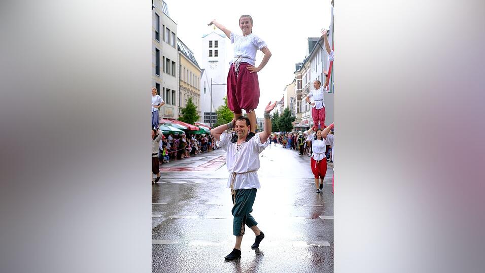 Zahlreiche Musik- und Trachtengruppen zogen nach dreij&auml;hriger Pause am Freitagabend zum Festplatz Am Hagen.