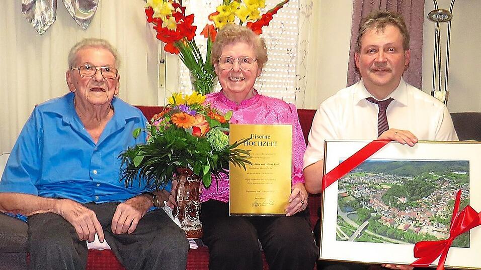 Das Jubelpaar Albert und Anita Karl mit B&uuml;rgermeister J&uuml;rgen Sommer.