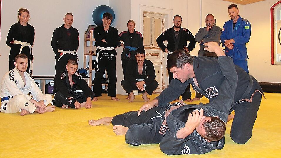 Anschauungsunterricht im Dojo an der Wittelsbacherstra&szlig;e: Christian Dummer und Florian Gr&uuml;bl demonstrieren eine Kampfsituation.