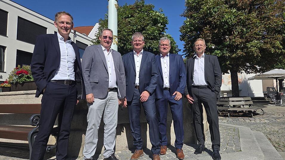 Zogen eine erfreuliche Bilanz über das Geschäftsjahr 2024 der Raiffeisenbank Bad Kötzting eG: die beiden Vorstände Michael Wurm (l.) und Reinhard Stahl (r.). Alois Mühlbauer (2.v.l.) wurde als Aufsichtsratsvorsitzender verabschiedet, sein Amt übernimmt Heinz Niedermayer (Mitte). Neu im Aufsichtsrat ist Hans Laumer (2.v.r.). Zogen eine erfreuliche Bilanz über das Geschäftsjahr 2024 der Raiffeisenbank Bad Kötzting eG: die beiden Vorstände Michael Wurm (l.) und Reinhard Stahl (r.). Alois Mühlbauer (2.v.l.) wurde als Aufsichtsratsvorsitzender verabschiedet, sein Amt übernimmt Heinz Niedermayer (Mitte). Neu im Aufsichtsrat ist Hans Laumer (2.v.r.).