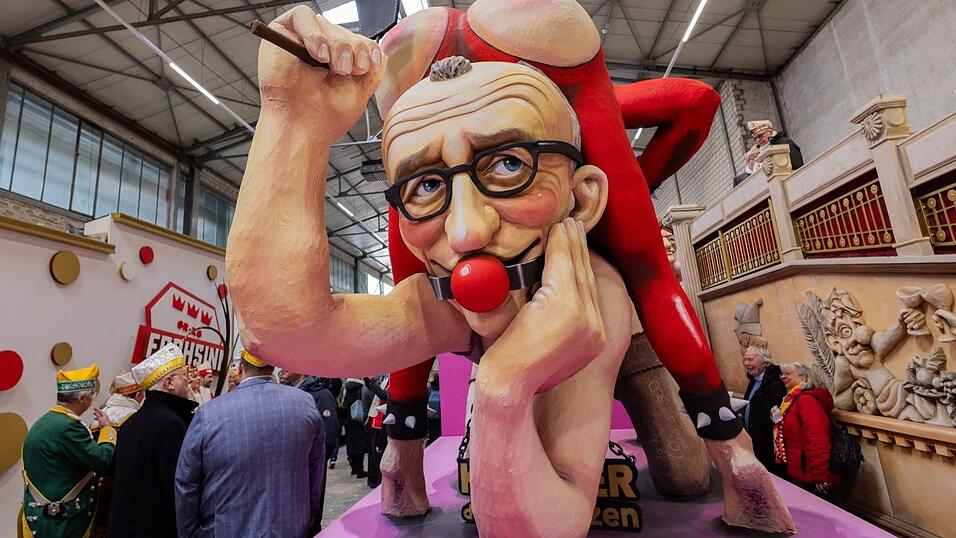 Bundeskanzler Friedrich Merz f&auml;hrt in einer &laquo;Sado-Maso-Regierungs-Show&raquo; im K&ouml;lner Rosenmontagszug mit.