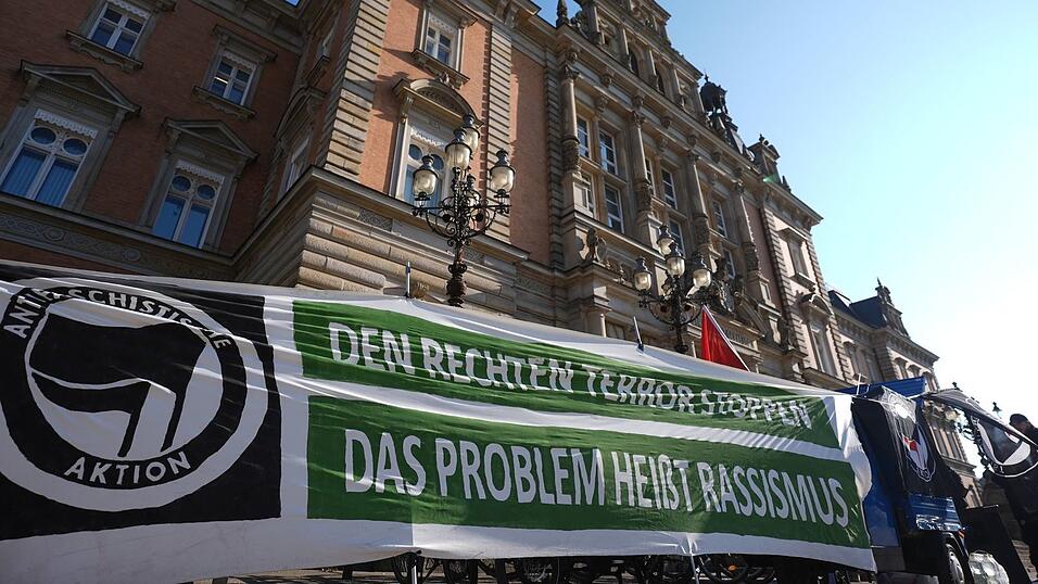 Vor dem Gericht gab es Protest gegen &laquo;rechten Terror&raquo;.