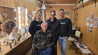 Im Masken-Raum treffen Mitglieder des aktuellen und des ehemaligen Masken-Teams zusammen: Corinna Eichinger, Katja Hauser und Wolfgang W&uuml;hr (hinten v.l.) sowie Theo Hauser.