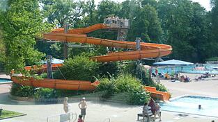 Im städtischen Freibad wird an besonders stark frequentierten Tagen künftig Sicherheitspersonal die Bad-Angestellten unterstützen und entlasten. Im städtischen Freibad wird an besonders stark frequentierten Tagen künftig Sicherheitspersonal die Bad-Angestellten unterstützen und entlasten.
