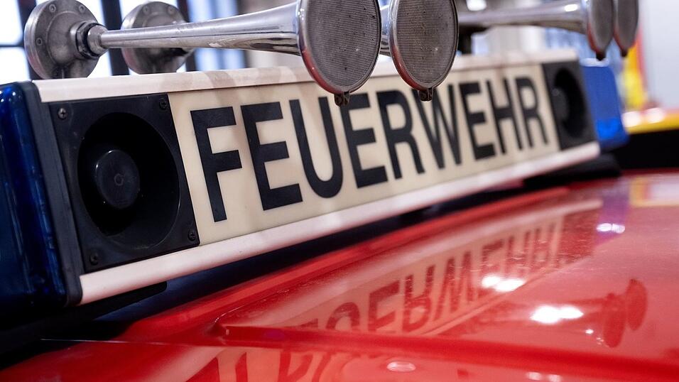 Am Pflegeheim ist ein Gro&szlig;aufgebot an Rettungskr&auml;ften im Einsatz. (Symbolbild)