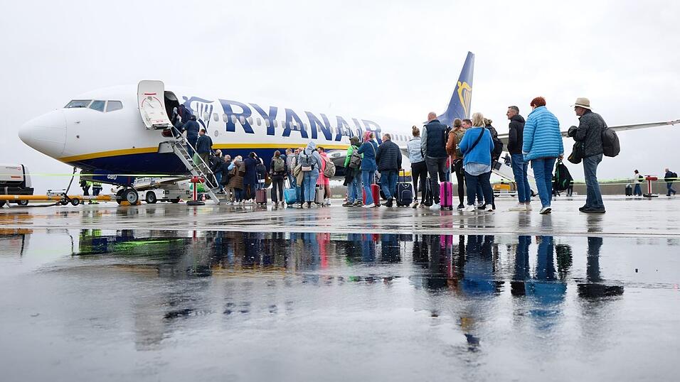 Auf teure Fluggastbrücken - sogenannte Gangways - verzichtet Ryanair. Passagiere müssen oft zu Fuß über das Vorfeld zur eigenen Bordtreppe laufen. (Archivbild) Auf teure Fluggastbrücken - sogenannte Gangways - verzichtet Ryanair. Passagiere müssen oft zu Fuß über das Vorfeld zur eigenen Bordtreppe laufen. (Archivbild)
