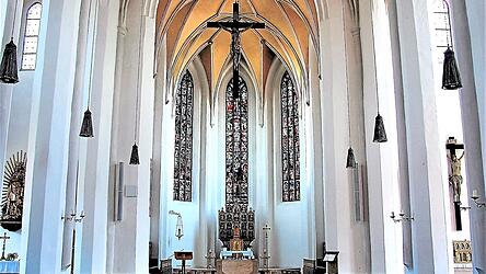 Die Stadtpfarrkirche Vilsbiburg: Das Chorapsisfenster wurde von Heinrich Diermeier gestaltet.