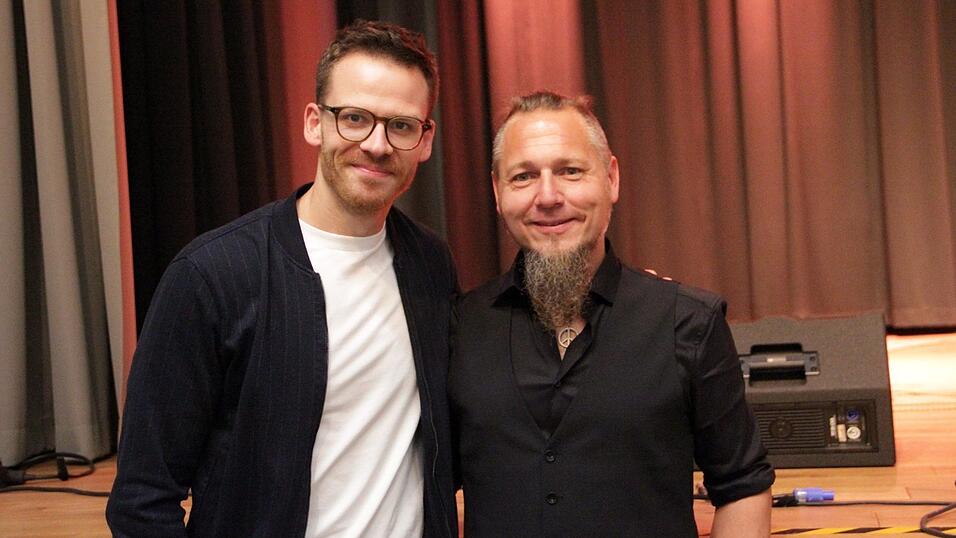 Wenn Kabarettisten wie Martin Frank (l.) auftreten, kann ein Veranstalter wie Roman Hofbauer (r.) davon ausgehen, dass es eine &bdquo;gmahde Wiesn&ldquo; wird. Doch der Eichendorfer experimentiert auch gerne und holt unbekanntere K&uuml;nstler in die Region. Auch wenn ihm bewusst ist, dass er damit keine ganzen S&auml;le f&uuml;llen kann und er im schlimmsten Fall drauf zahlt, liegt es ihm am Herzen, immer wieder auch Neues zu pr&auml;sentieren.
