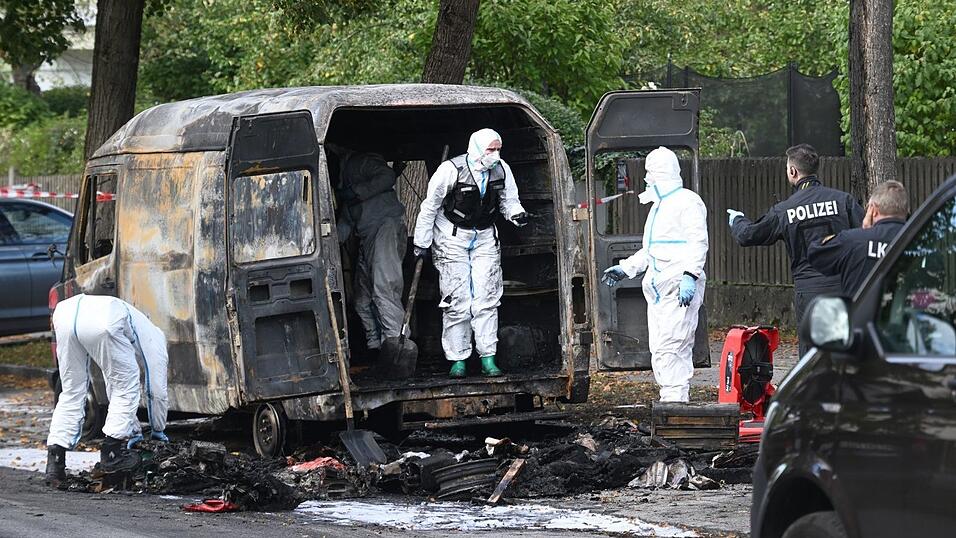 Auch ein Transporter brannte aus. Auch ein Transporter brannte aus.