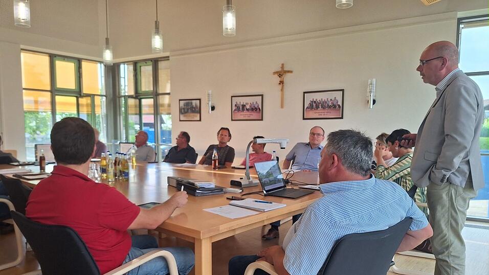 Dr. Wolfgang Fruhmann gab einen ISEK-Sachstandsbericht zur geplanten neuen Ortsmitte von Otzing. Dr. Wolfgang Fruhmann gab einen ISEK-Sachstandsbericht zur geplanten neuen Ortsmitte von Otzing.