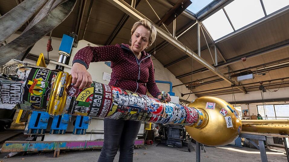 Hunderte Sticker klebten auf dem Gipfelkreuz. (Archivbild) Hunderte Sticker klebten auf dem Gipfelkreuz. (Archivbild)