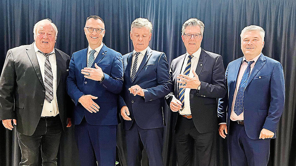 Die stolzen Ehrenringtr&auml;ger: B&uuml;rgermeister Hans Schmalhofer (2.v.r.), Manfred Kr&auml;mer (Mitte) und Michael Wei&szlig; (2.v.l.). Mit auf dem Bild die stellvertretenden B&uuml;rgermeister Franz Geisberger (re.) und Max Thoma (li.).