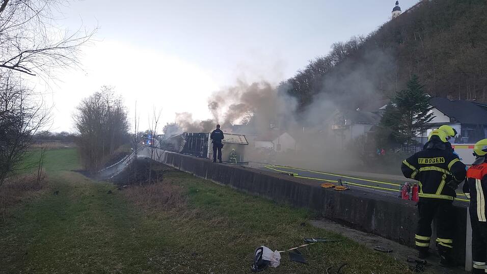 Bei dem Unfall sollen ein Lastwagen und ein Auto zusammengesto&szlig;en sein.&nbsp;
