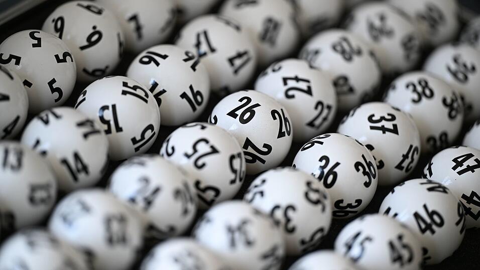 Die Staatliche Lotterie- und Spielbankverwaltung erzielte im ersten Halbjahr einen Umsatz von 641,8 Millionen Euro. (Symbolbild) Die Staatliche Lotterie- und Spielbankverwaltung erzielte im ersten Halbjahr einen Umsatz von 641,8 Millionen Euro. (Symbolbild)