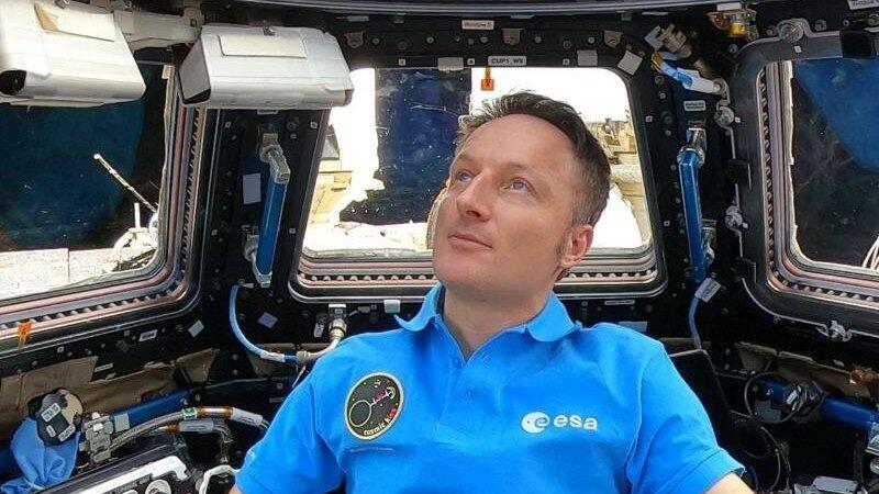 Astronaut Matthias Maurer blickt von der Kuppel der Internationalen Raumstation ISS auf die Erde. Astronaut Matthias Maurer blickt von der Kuppel der Internationalen Raumstation ISS auf die Erde.