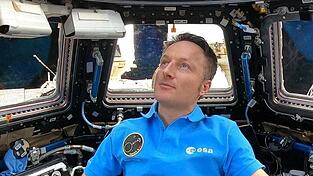 Astronaut Matthias Maurer blickt von der Kuppel der Internationalen Raumstation ISS auf die Erde. Astronaut Matthias Maurer blickt von der Kuppel der Internationalen Raumstation ISS auf die Erde.