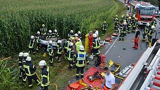 Zwei Männer wurden bei dem Verkehrsunfall verletzt.