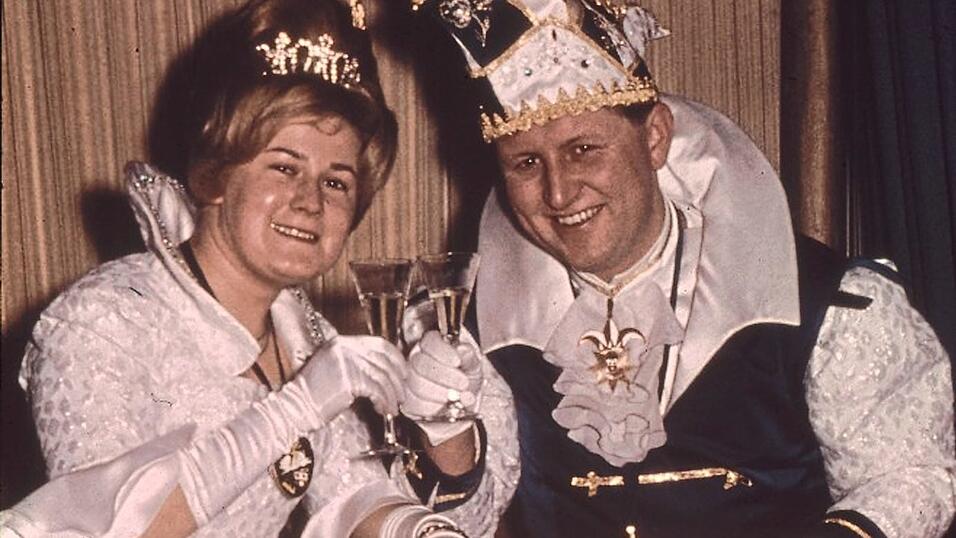 Volker I. von Teak und Palisander (alias Volkmar Hanel) und Uschi I. (Höpfl, verheiratet Krebrucker) von Salami gaben vor 60 Jahren im Fasching den Ton an. Volker I. von Teak und Palisander (alias Volkmar Hanel) und Uschi I. (Höpfl, verheiratet Krebrucker) von Salami gaben vor 60 Jahren im Fasching den Ton an.