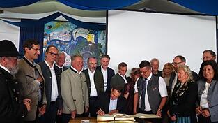 Christophe Hansen trägt sich ins Goldene Buch der Stadt Regen ein.