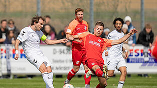 Lukas K&auml;ufl (in Rot) geh&ouml;rt bei der SpVgg Hankofen-Hailing zu den Spielern, die im Kampf gegen den Abstieg besonders gefragt sind. Auch beim Ausw&auml;rtsspiel gegen die SpVgg Ansbach soll er mit Einsatz und Zweikampfst&auml;rke wichtige Akzente setzen.
