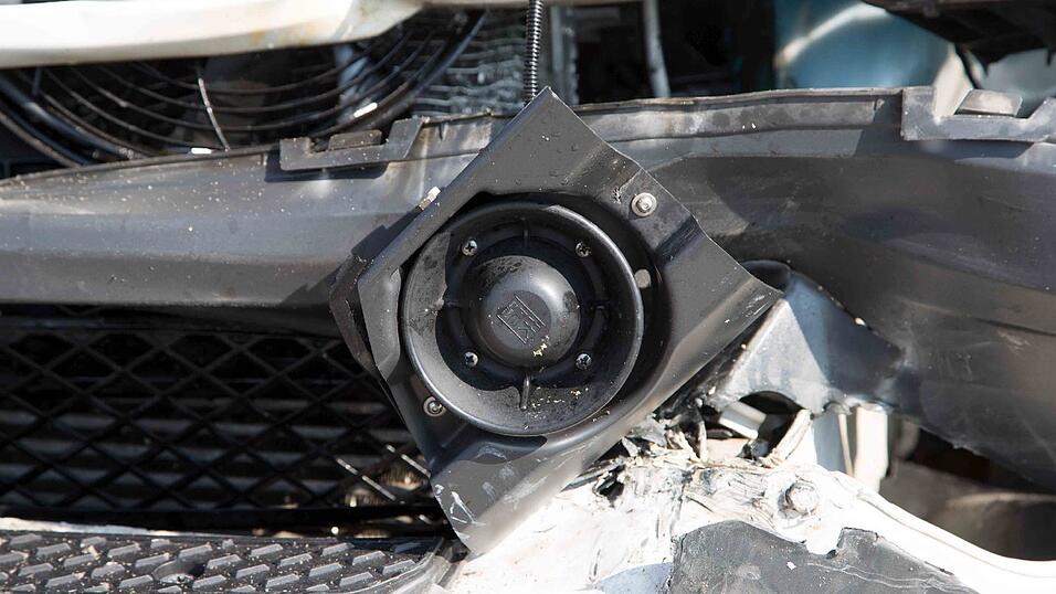 Ein Sanka fuhr am Samstag auf einen Notarztwagen auf, nachdem dieser stark bremste. Vier Rettungskräfte wurden leicht verletzt. Ein Sanka fuhr am Samstag auf einen Notarztwagen auf, nachdem dieser stark bremste. Vier Rettungskräfte wurden leicht verletzt.