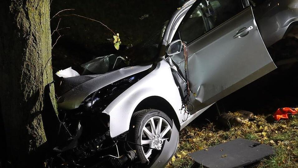 Bei einem Unfall auf der B8 bei Stephansposching wurde das Auto zerfetzt. Der Autofahrer erlitt leichte Verletzungen.