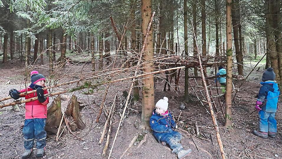 Mal Eisdiele, mal H&ouml;hle, mal Garage: Die 'Bussarde' errichten mit kleinen und gr&ouml;&szlig;en St&ouml;cken sowie mit viel Phantasie ihr Bauwerk.